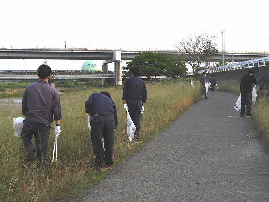 香東川で環境美化活動